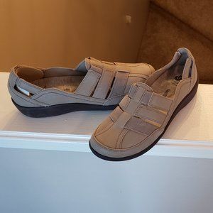 NEW, Cloudsteppers Sillian Taupe Tan Womens Flats Sandals Sable Shoes 6.5